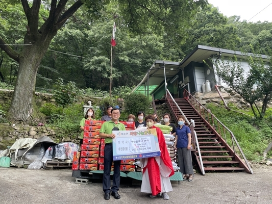 <사진> 수은사 혜인스님(앞줄 오른쪽)이 강재구 복수면장(앞줄 왼쪽)과 기탁 기념사진을 찍고 있다.