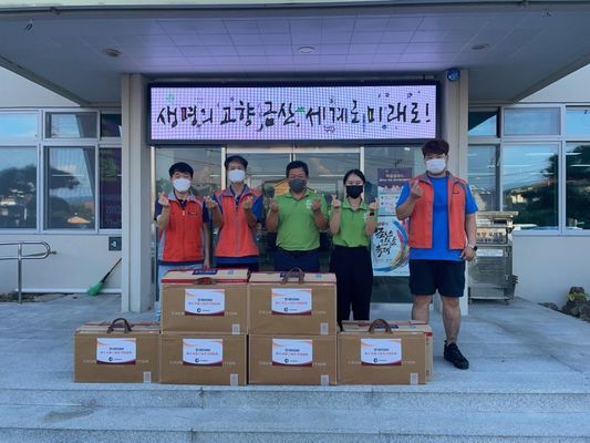 <사진> 한국타이어앤테크놀로지(주) 금산공장, 제원면 추석맞이 선물세트 전달 모습