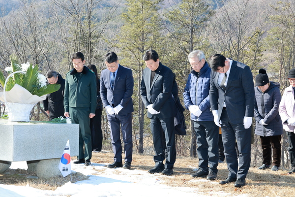 <사진> 3.1절 맞이 독립유공자 이반옥‧이일만 지사 묘소 참배 및 기념사진 촬영 모습